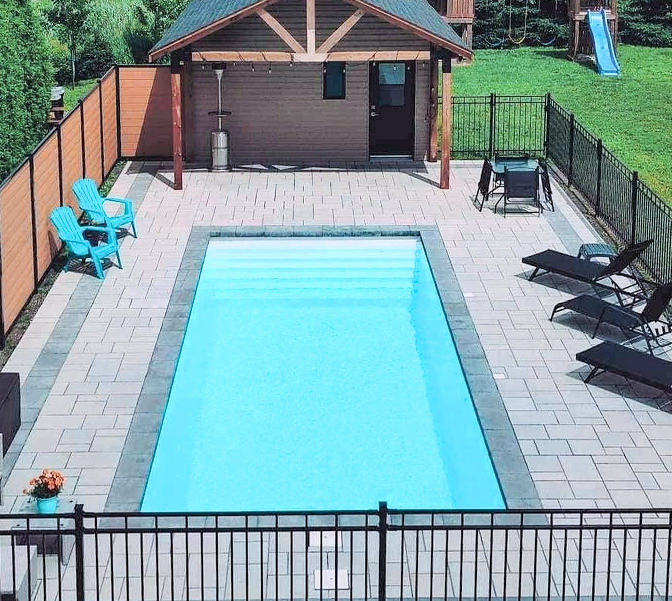 Une piscine dans un jardin.